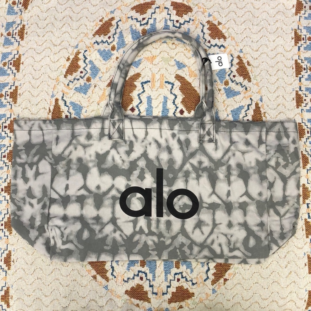 ALO Yoga Gray Crossbody Bag with Abstract Design